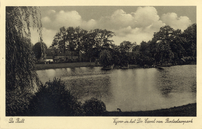 8328 Gezicht op de vijver in het Van Boetzelaerpark te De Bilt uit het oosten.
